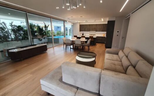 GLYFADA CENTER -SINGLE LEVEL RESIDENCE