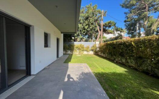 GROUND FLOOR APARMENT WITH PRIVATE GARDEN