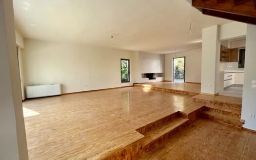 GOLF -LUXURY 3 LEVEL RESIDENCE