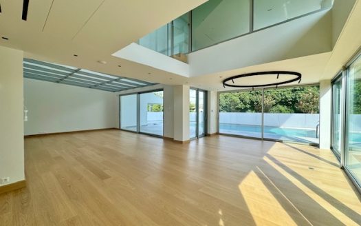 3-LEVEL  GROUND FLOOR RESIDENCE-VOULA