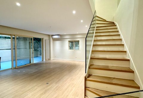 GLYFADA -CENTER 2 LEVEL MAISONETTE