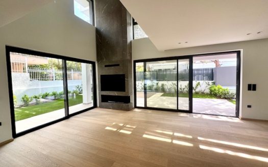 2 LEVEL LUXURY MAISONETTE