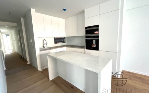 GLYFADA GOLF- SINGLE LEVEL RESIDENCE