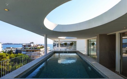 2-LEVEL PENTHOUSE WITH SEA VIEW