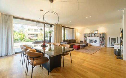 GLYFADA GOLF-LUXURY MAISONETTE WITH PRIVATE GARDEN &POOL